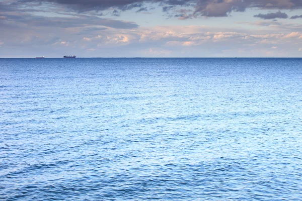 Wolkenverhangener blauer Himmel zum Horizont blaue Oberfläche Meer — Stockfoto