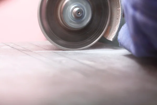 Grinder worker cuts a stone the electric tool — Stock Photo, Image