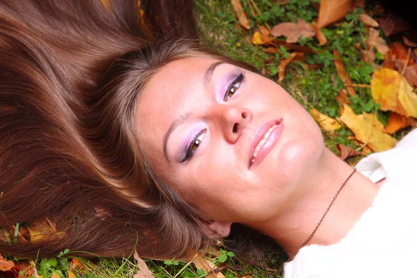 Femme fille portret en automne feuille — Photo