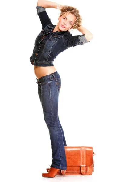 Krásná mladá žena blond postavení celého těla v džínách izolovat — Stock fotografie