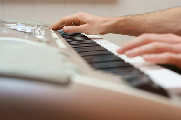 Hands and piano player — Stock Photo, Image