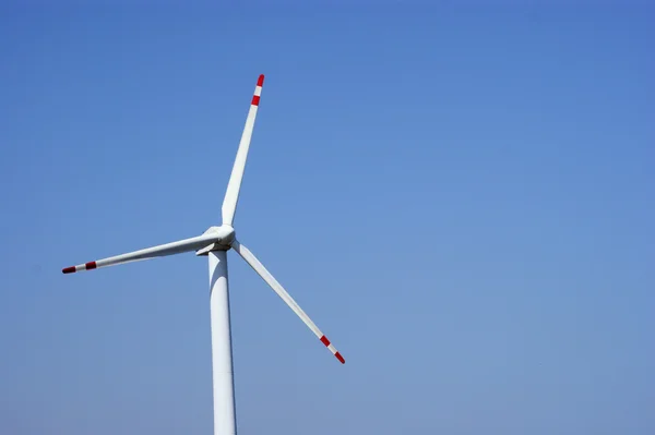 Farma větrných turbín na jasně modré obloze — Stock fotografie