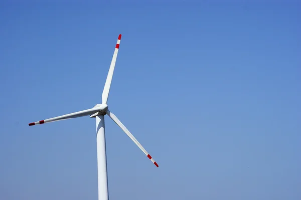 Windturbines boerderij op een heldere blauwe hemel — Stockfoto