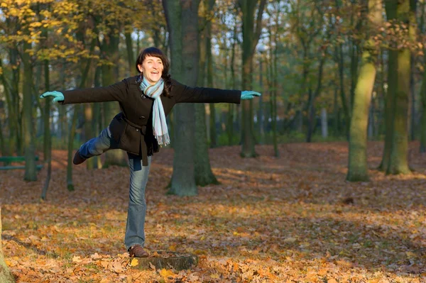 Grappig jonge meisje buitenshuis — Stockfoto