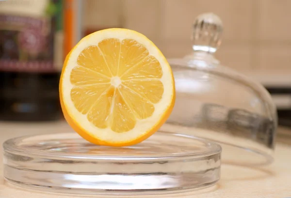黄色柠檬在厨房-玻璃容器 — 图库照片