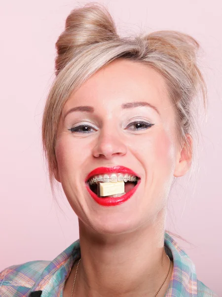 Pinup meisje vrouw eten chocolade portret — Stockfoto