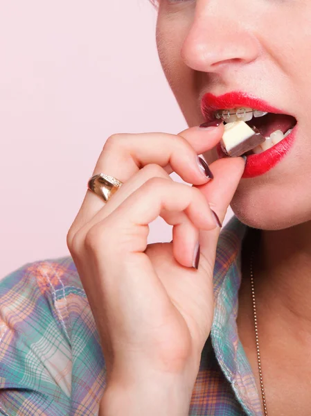 Pinup menina mulher comer chocolate retrato — Fotografia de Stock