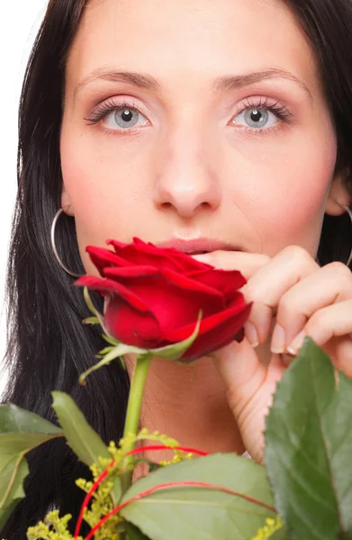 赤いバラを保持している魅力的な若い女性のクローズアップポートレート — ストック写真