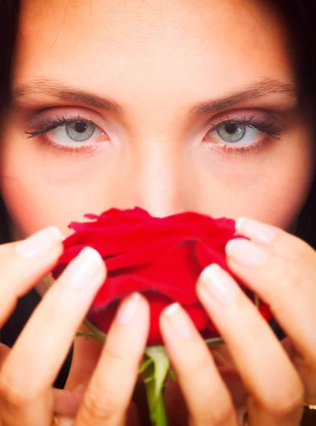 Ritratto ravvicinato di giovane donna attraente che tiene una rosa rossa — Foto Stock