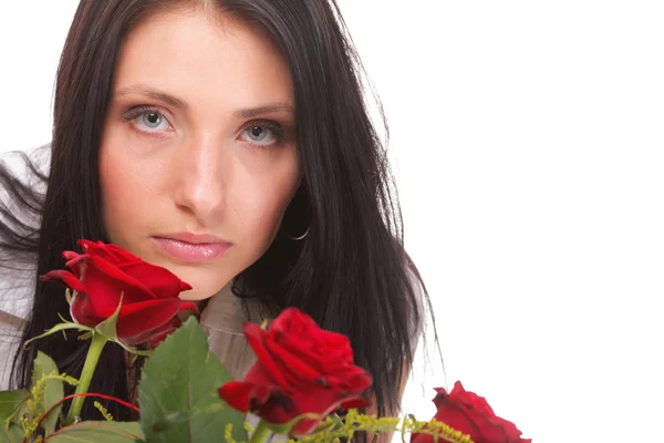 Szoros portré vonzó fiatal nő kezében egy vörös rózsa — Stock Fotó