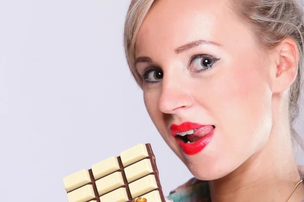 Pinup menina mulher comer chocolate retrato — Fotografia de Stock