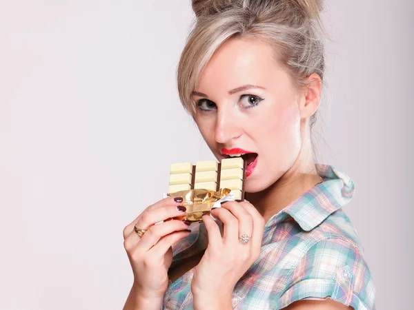 Pinup chica mujer comer chocolate retrato —  Fotos de Stock