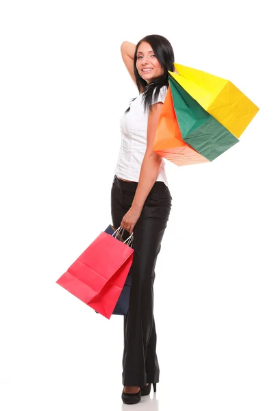 Retrato de mulher jovem carregando sacos de compras contra o bac branco — Fotografia de Stock