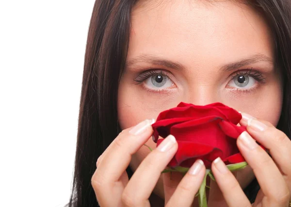 Κοντινό πορτραίτο ελκυστικής νεαρής γυναίκας που κρατά ένα κόκκινο τριαντάφυλλο — Φωτογραφία Αρχείου
