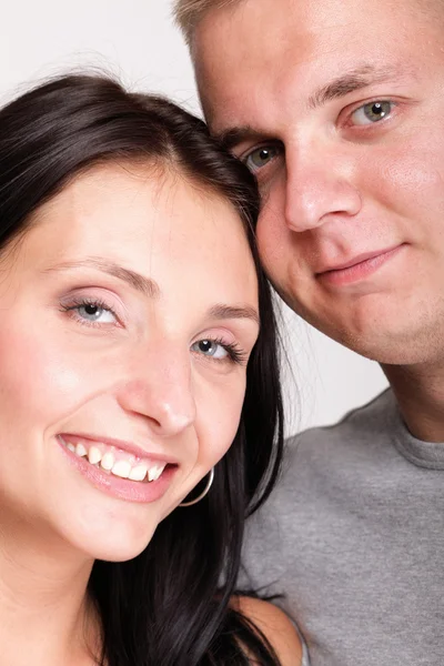 De jonge vrouw en de man in gepassioneerd omvat — Stockfoto