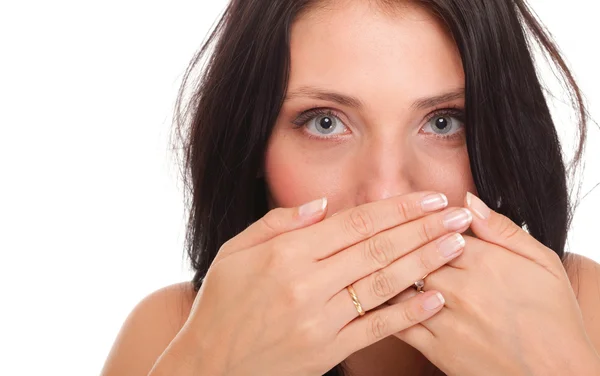 Jovem mulher cobrindo a boca ambas as mãos isoladas — Fotografia de Stock