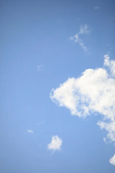 El cielo azul y las nubes — Foto de Stock