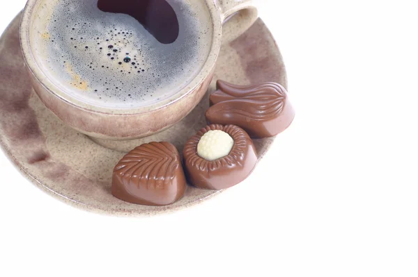 Taza de pralinés de chocolate con café negro en blanco —  Fotos de Stock