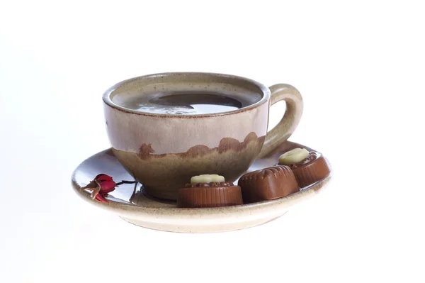 Taza de pralinés de chocolate con café negro en blanco —  Fotos de Stock