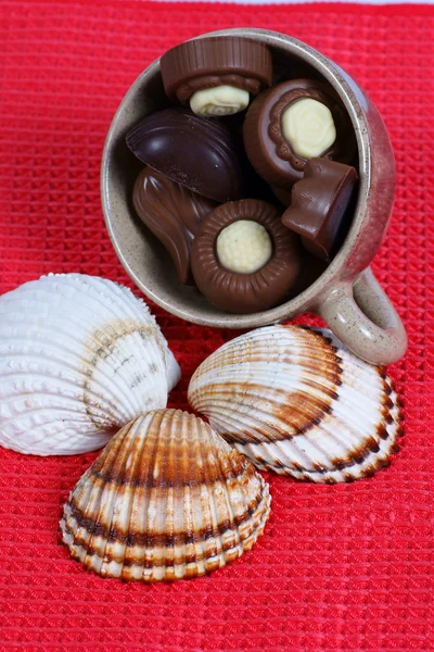 Schokolade Pralinen Bonbons, Tasse, Schale roten Hintergrund — Stockfoto