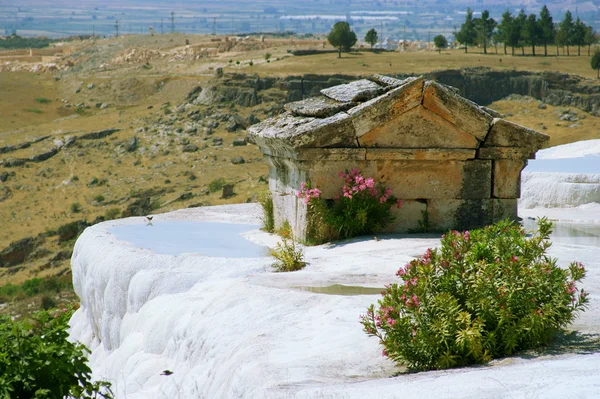 Tomb and terraces with water, Pamukkale, Turkey — Stock Photo, Image