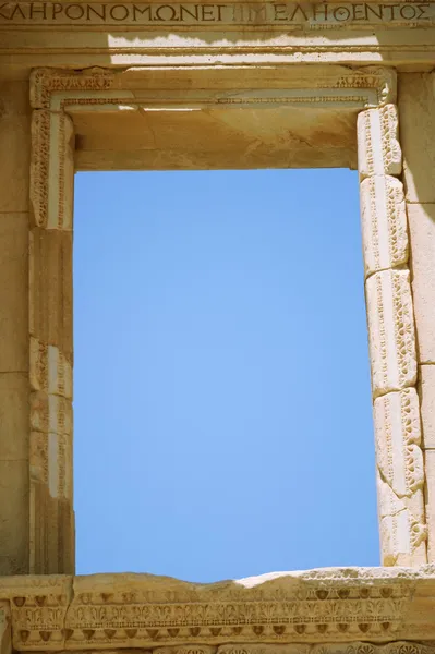 窗口中塞尔苏斯图书馆-古代 ephsus 土耳其 — 图库照片