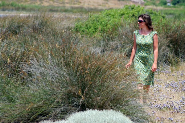 Belle femme marchant à la nature — Photo