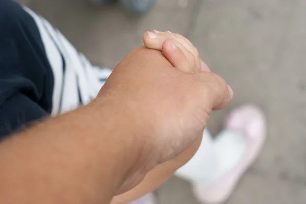 Father and daughter holding hands. — Stock Photo, Image