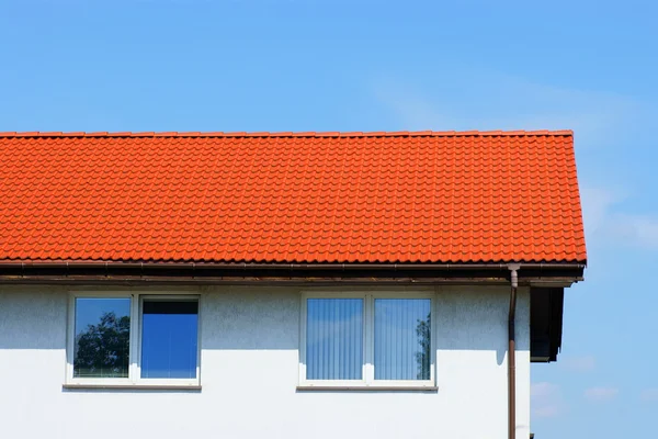 Haus, rotes Dach und blauer Himmel — Stockfoto
