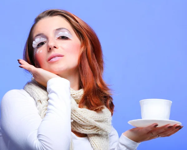 Beautiful woman holding white cup. — Stock Photo, Image