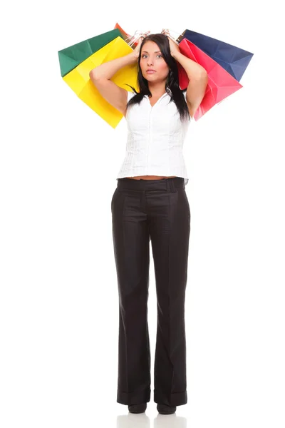 Retrato de una mujer joven que lleva bolsas de compras — Foto de Stock