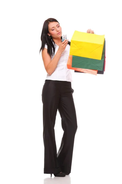 Portret ładny młoda kobieta telefon trzymając torby na zakupy — Zdjęcie stockowe
