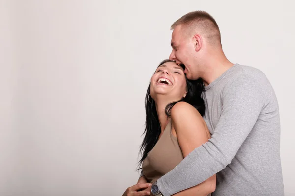 Retrato de una hermosa joven feliz sonriente pareja aislada — Foto de Stock