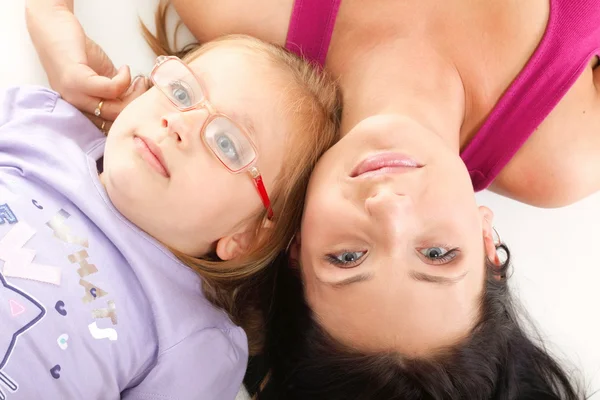 Pequeño bebé niña mintiendo mamá —  Fotos de Stock