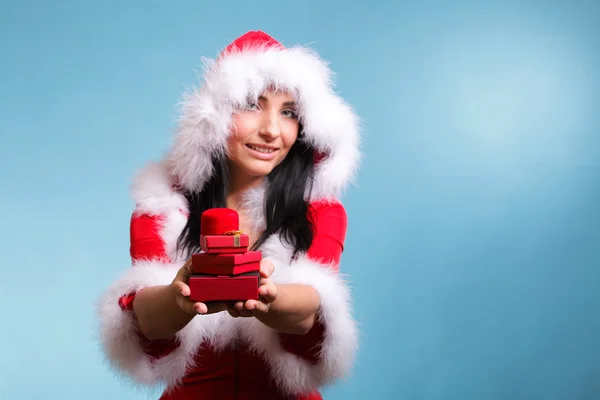 Красивая девушка в подарочной коробке Санта Клауса — стоковое фото