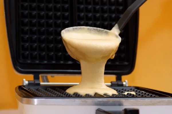 Waffle pasta basın alanında modern mutfak — Stok fotoğraf
