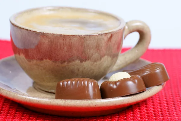 Chocolat pralines tasse avec café noir — Photo