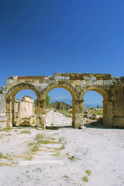 Starověké silnici a arch pamukkale, Turecko, pamukkale, Turecko — Stock fotografie