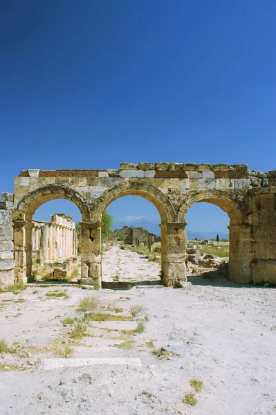 Antigua carretera y arco Pamukkale, Turquía, Pamukkale, Turquía —  Fotos de Stock