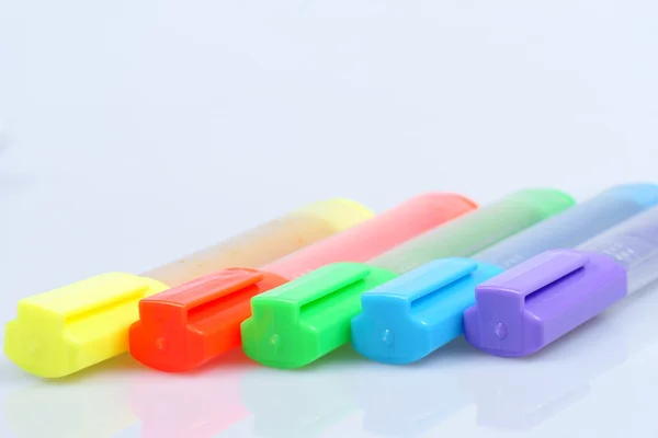 Marcadores coloridos sobre un fondo blanco . — Foto de Stock