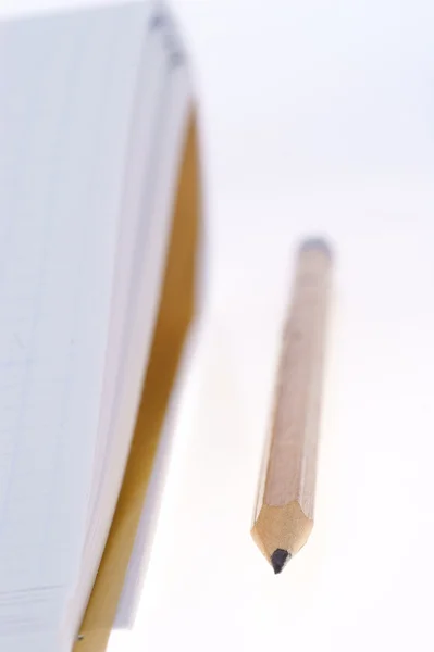 Caderno vazio e lápis isolado no fundo branco — Fotografia de Stock