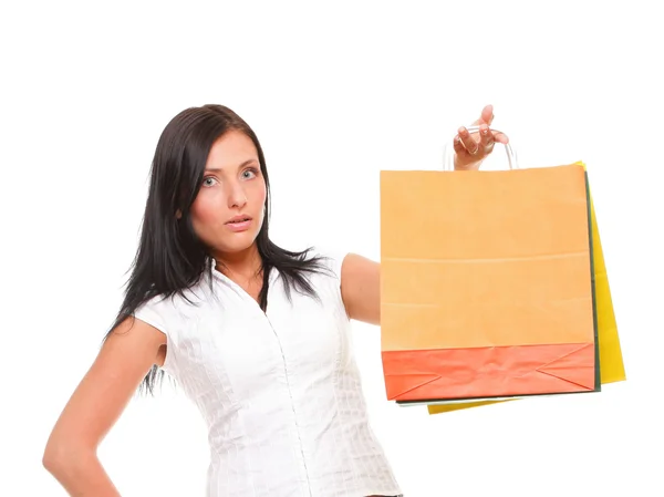 Retrato de mulher jovem carregando sacos de compras — Fotografia de Stock