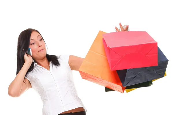 Retrato lindo teléfono móvil mujer joven mientras sostiene bolsas de compras — Foto de Stock