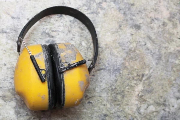 Kulak koruma fabrika gürültü muffs sarı — Stok fotoğraf