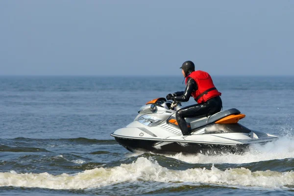 Jet ski mavi denizde su spreyi ile eylem — Stok fotoğraf