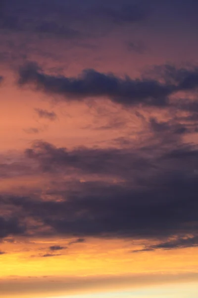 Dramatiska solnedgång soluppgång himlen med moln — Stockfoto