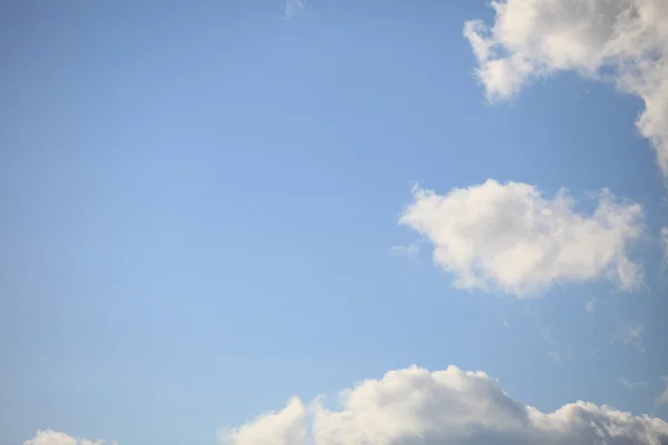Sininen taivas ja pilvet — kuvapankkivalokuva