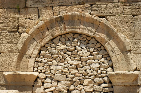 Arco na parede de pedra — Fotografia de Stock