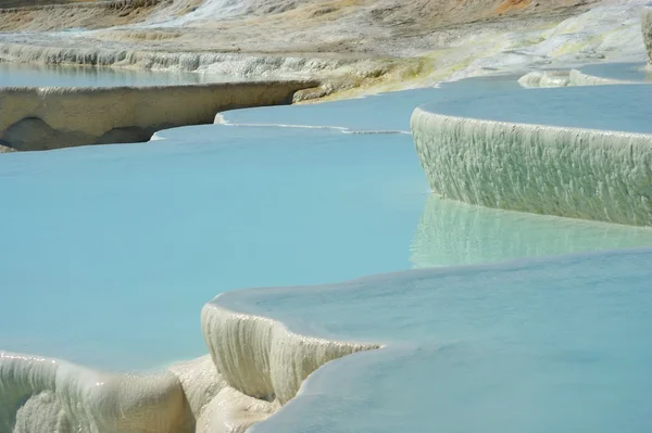 Travertine pools and terraces with water, Pamukkale, Turkey — Stock Photo, Image