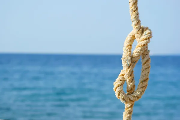 Seil mit einem Knoten - Meereshintergrund — Stockfoto